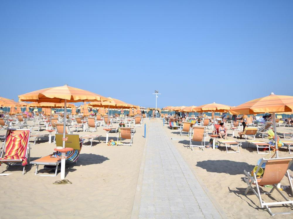 Ristorante Hotel Lucia - 100 Mt Dal Mare Джуліанова Екстер'єр фото