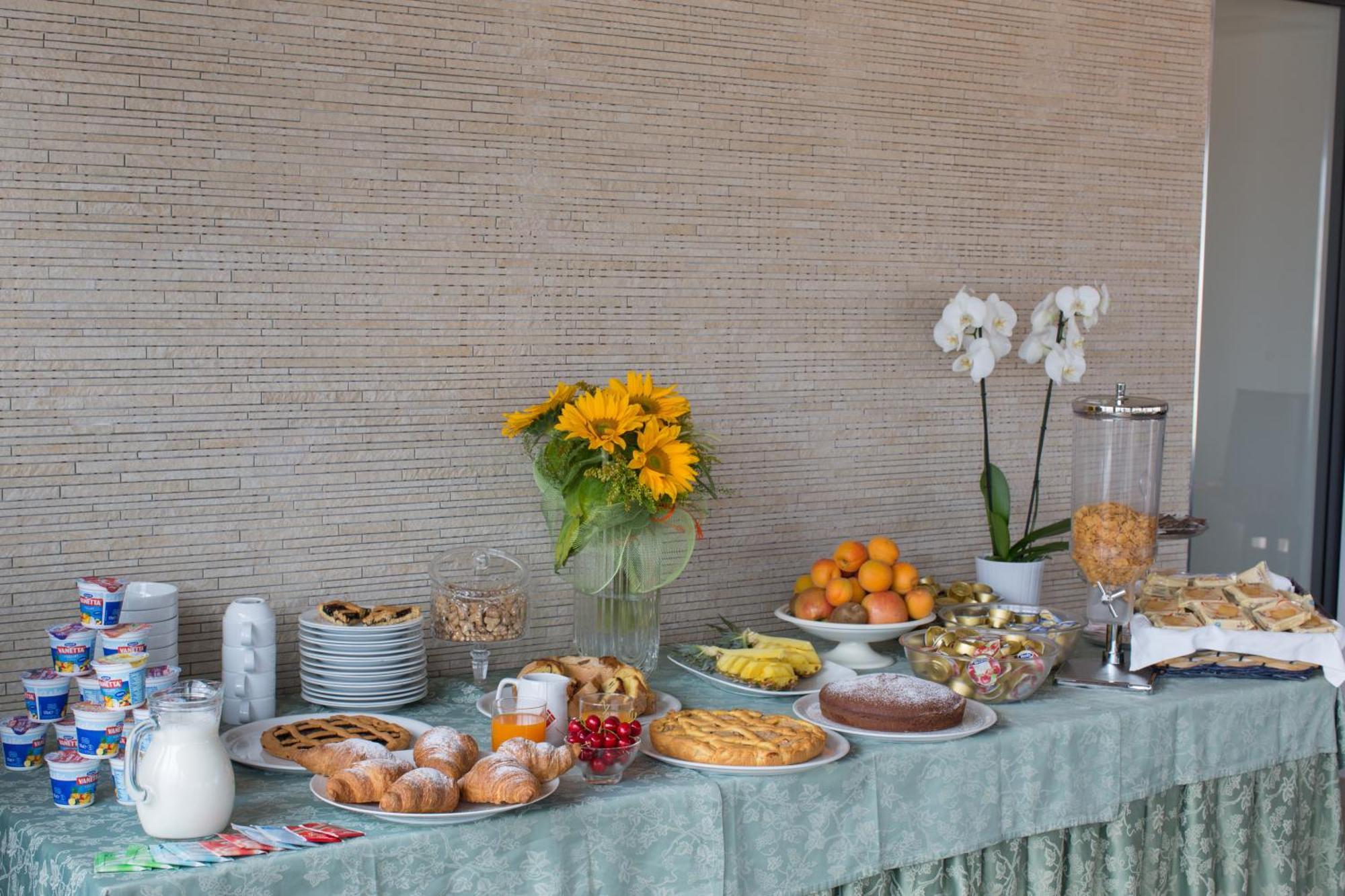 Ristorante Hotel Lucia - 100 Mt Dal Mare Джуліанова Екстер'єр фото